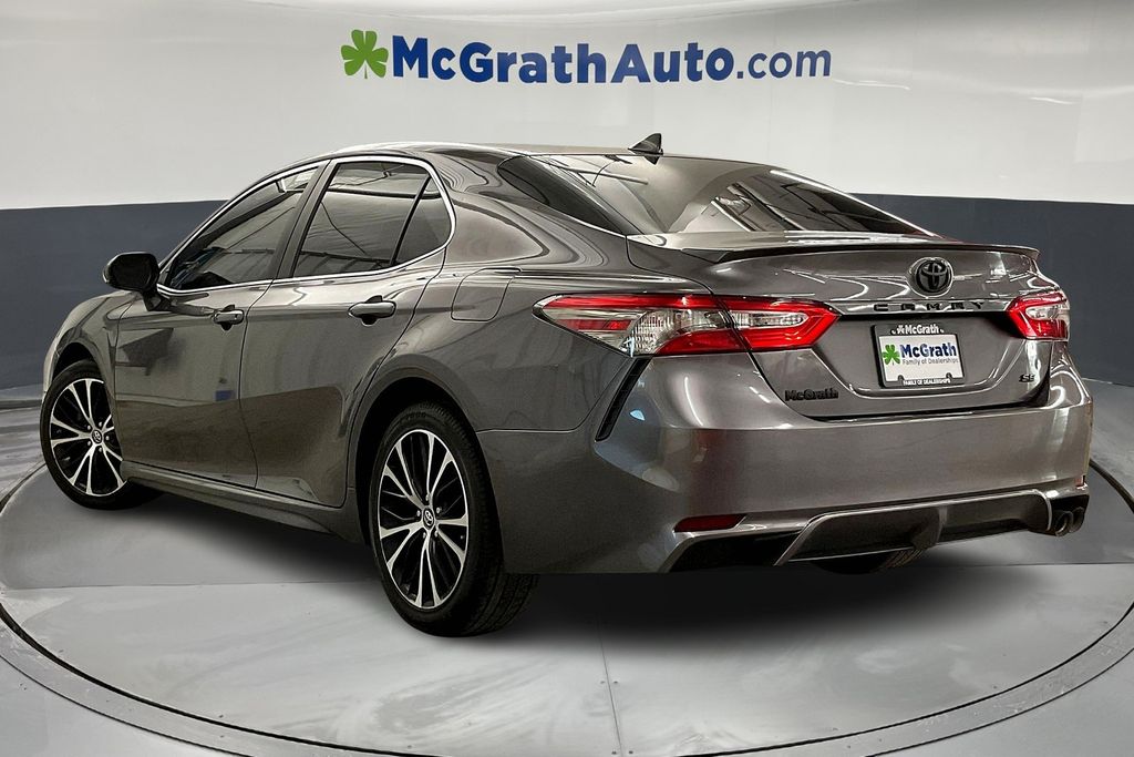 2019 Toyota Camry SE photo 3