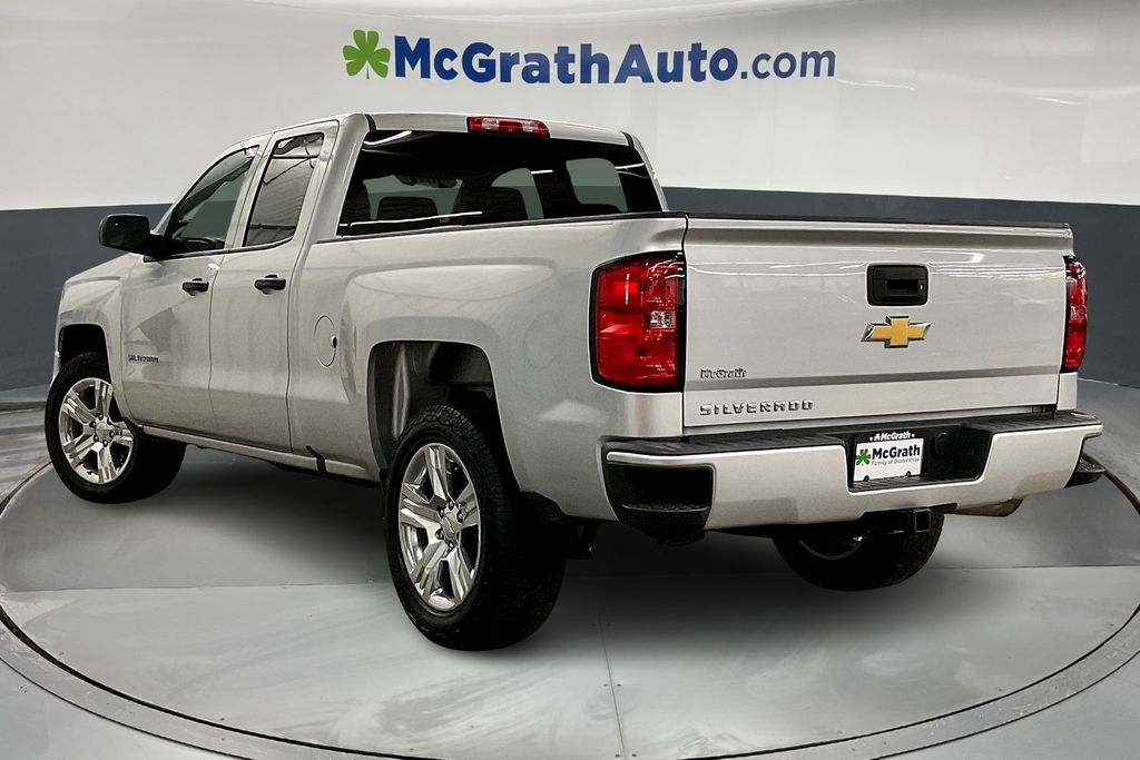 2017 Chevrolet Silverado 1500 Custom photo 3