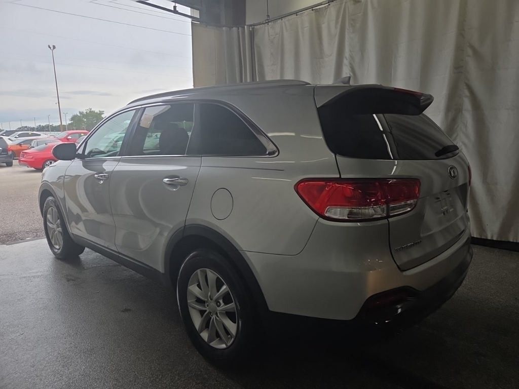 2017 Kia Sorento LX photo 2