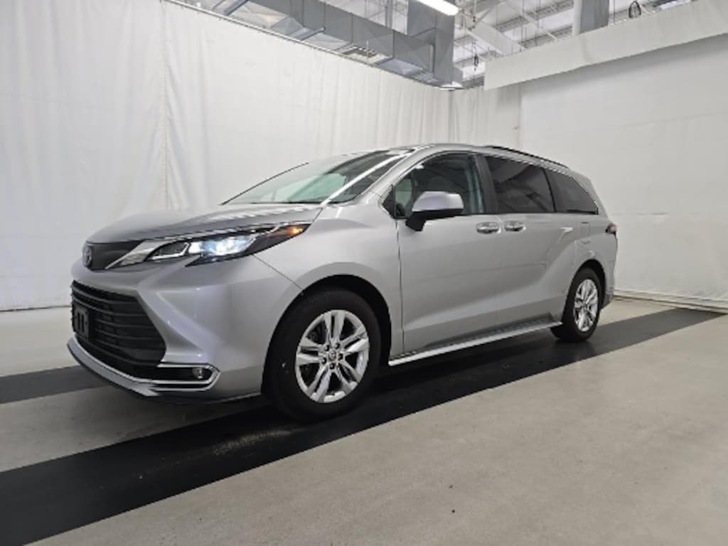 Used 2024 Toyota Sienna XLE Minivan/Van