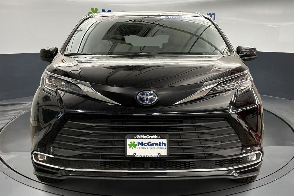 Used 2023 Toyota Sienna XLE Minivan/Van