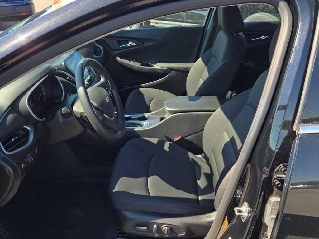 2024 Chevrolet Malibu 1LT photo 2