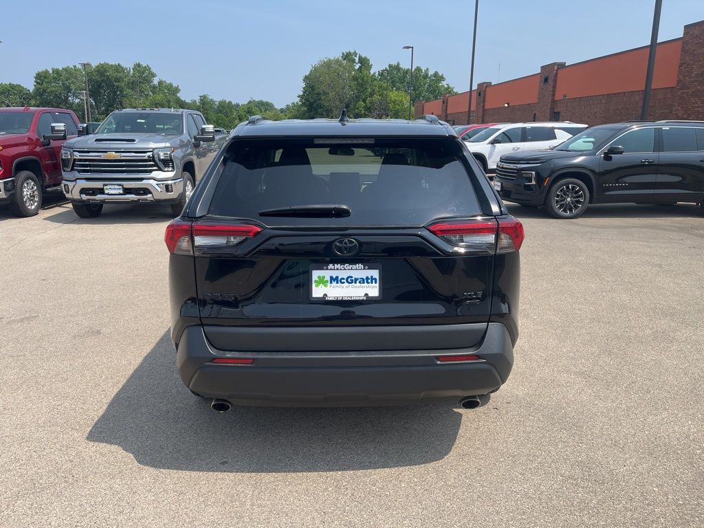 2022 Toyota RAV4 XLE photo 4