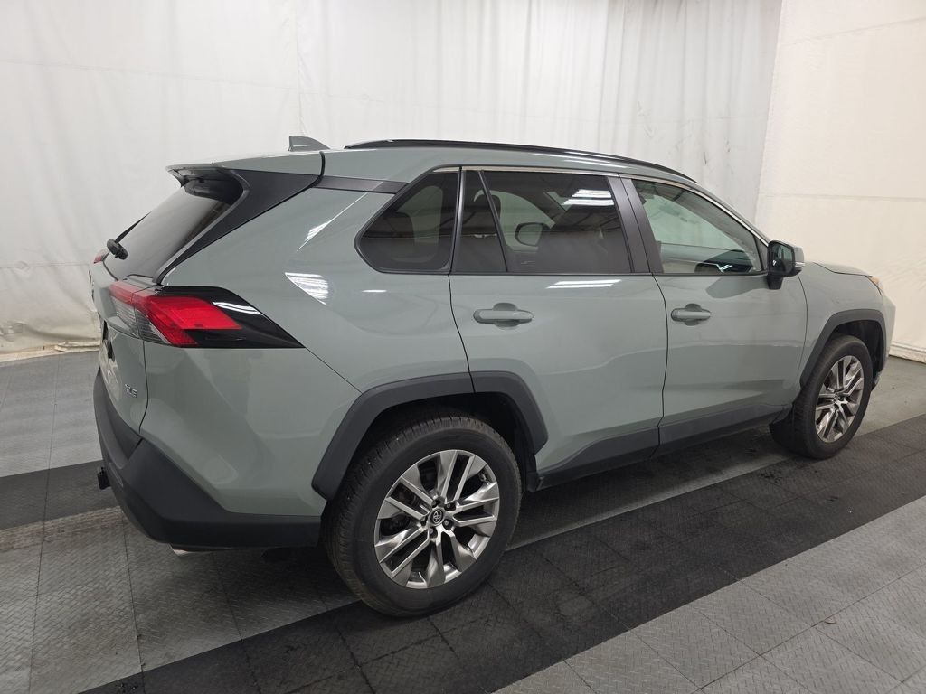 2019 Toyota RAV4 XLE Premium photo 3