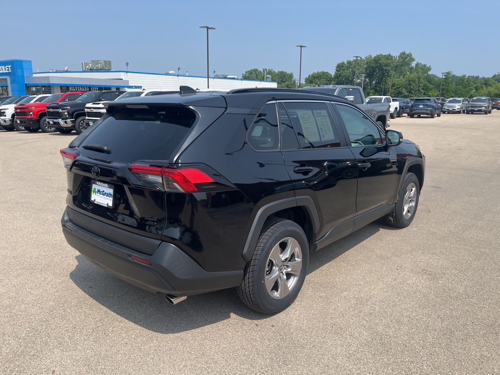 2022 Toyota RAV4 XLE photo 3