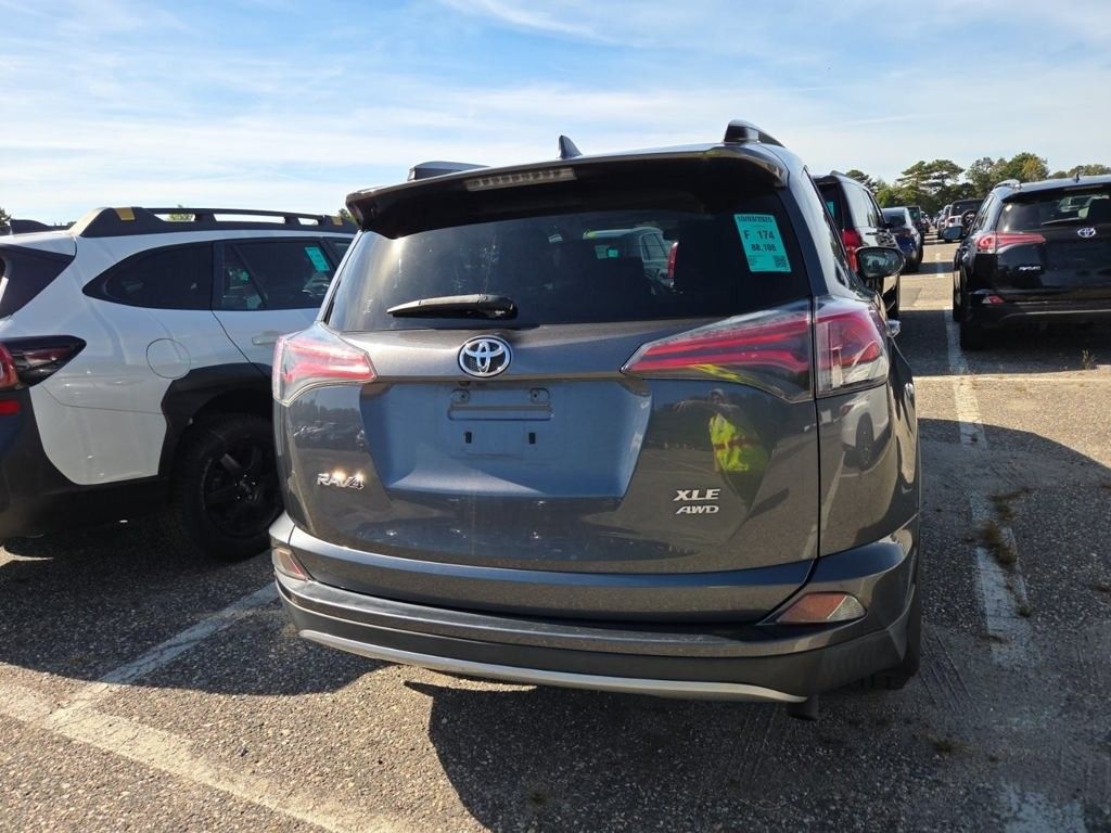 2017 Toyota RAV4 XLE photo 3