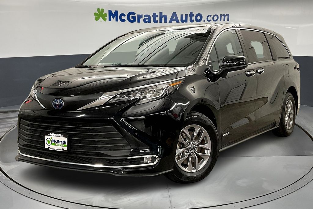 2021 Toyota Sienna XLE photo 2