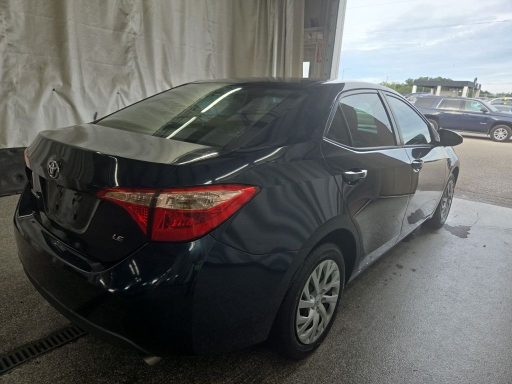 2018 Toyota Corolla LE photo 2
