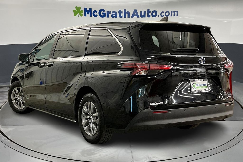 2021 Toyota Sienna XLE photo 3