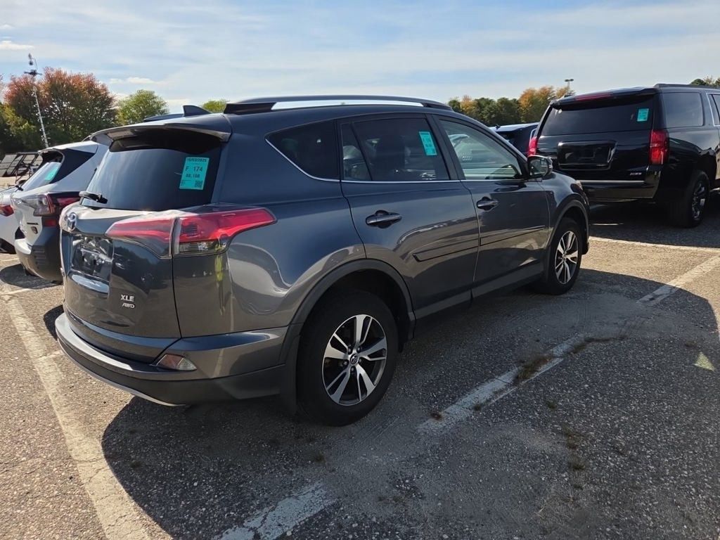 2017 Toyota RAV4 XLE photo 4