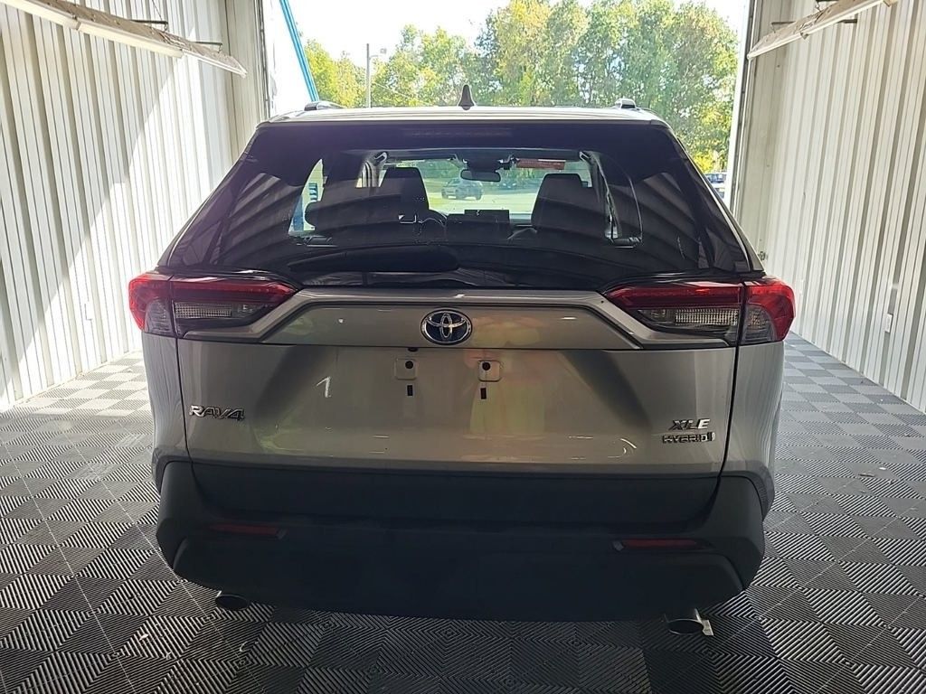 2020 Toyota RAV4 Hybrid XLE photo 3