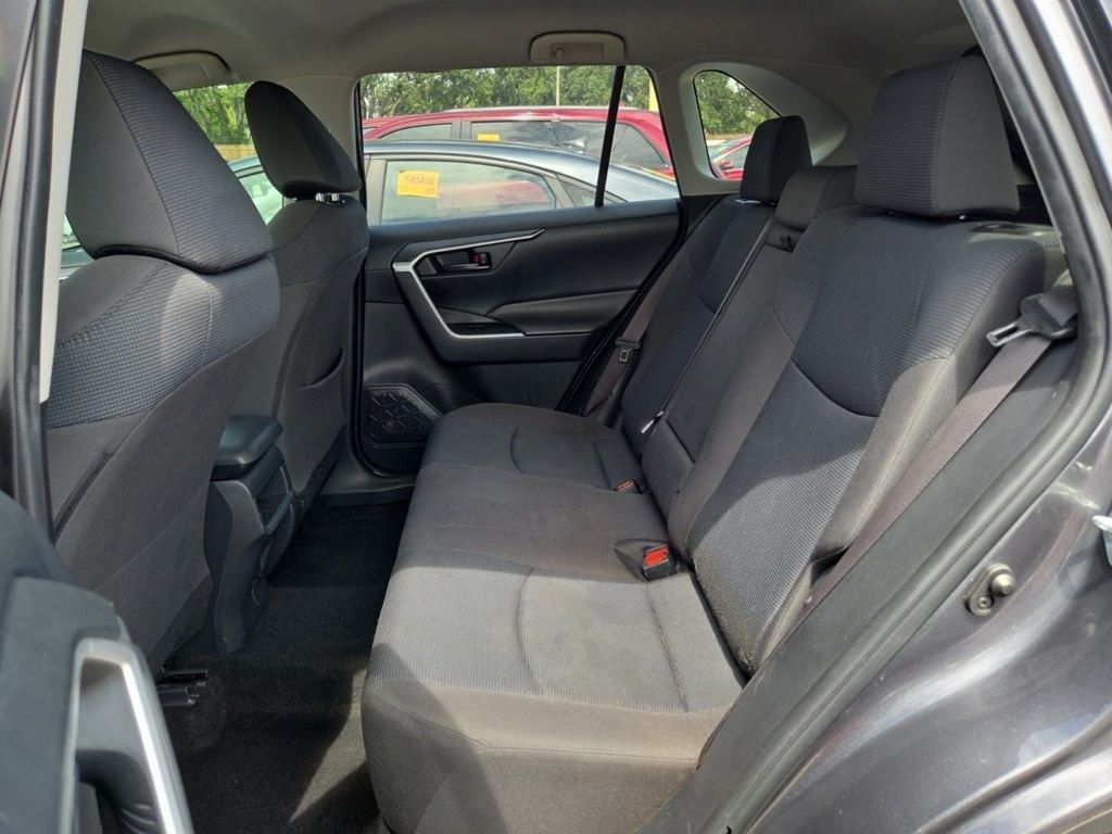 2019 Toyota RAV4 LE photo 4