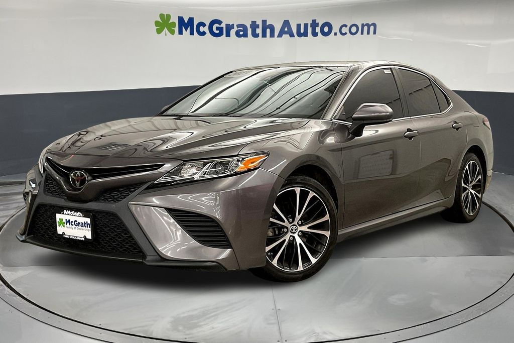 2019 Toyota Camry SE photo 2