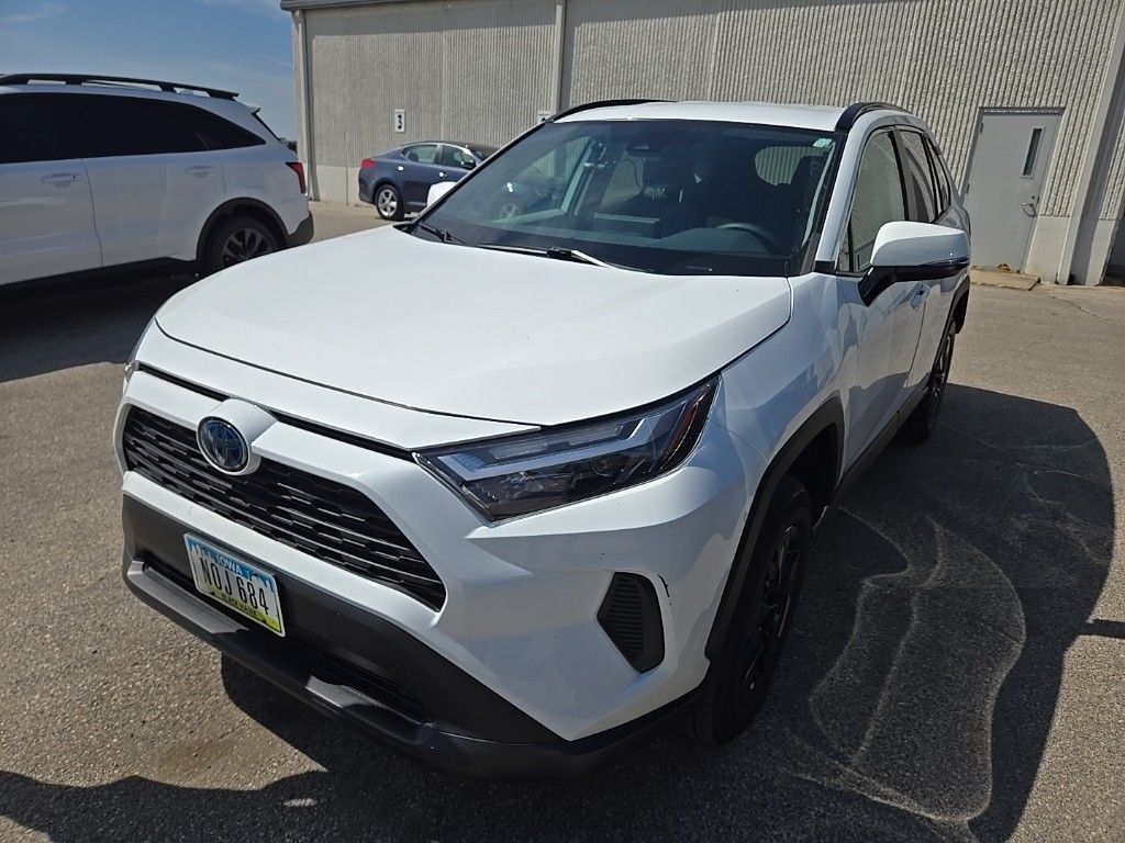 2022 Toyota RAV4 Hybrid XLE photo 2
