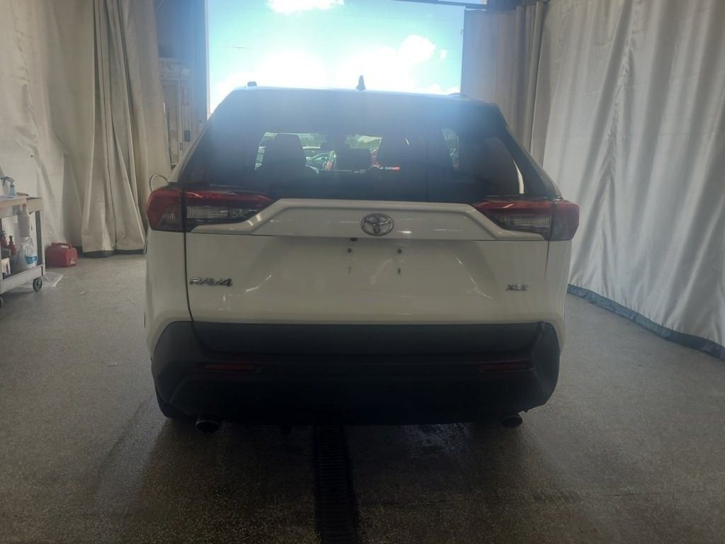 2020 Toyota RAV4 XLE photo 3