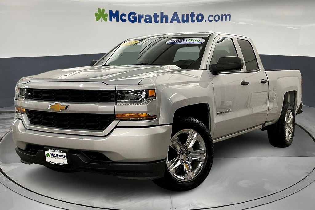 2017 Chevrolet Silverado 1500 Custom photo 2