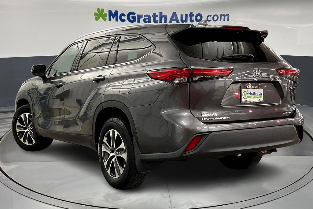 2021 Toyota Highlander XLE photo 2