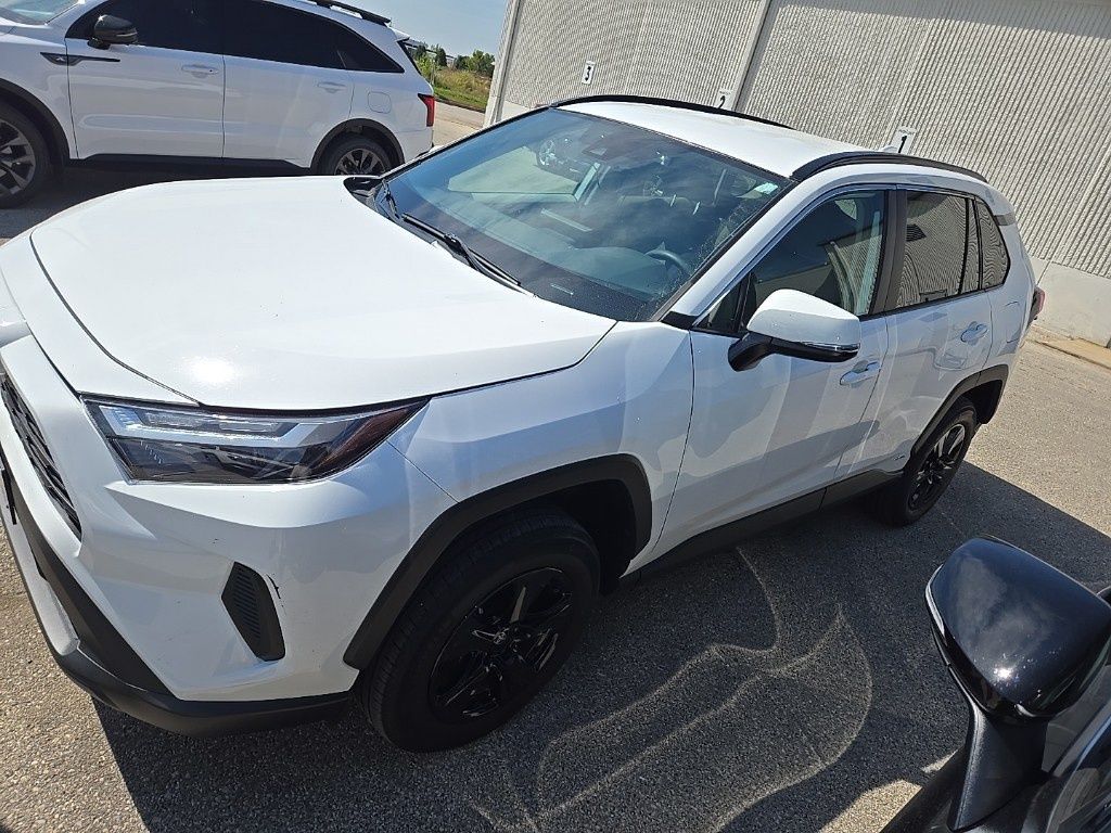 2022 Toyota RAV4 Hybrid XLE photo 3
