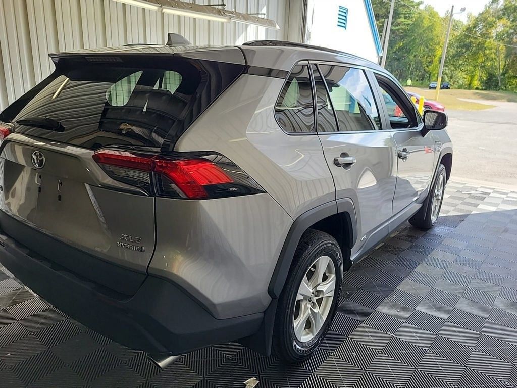 2020 Toyota RAV4 Hybrid XLE photo 4