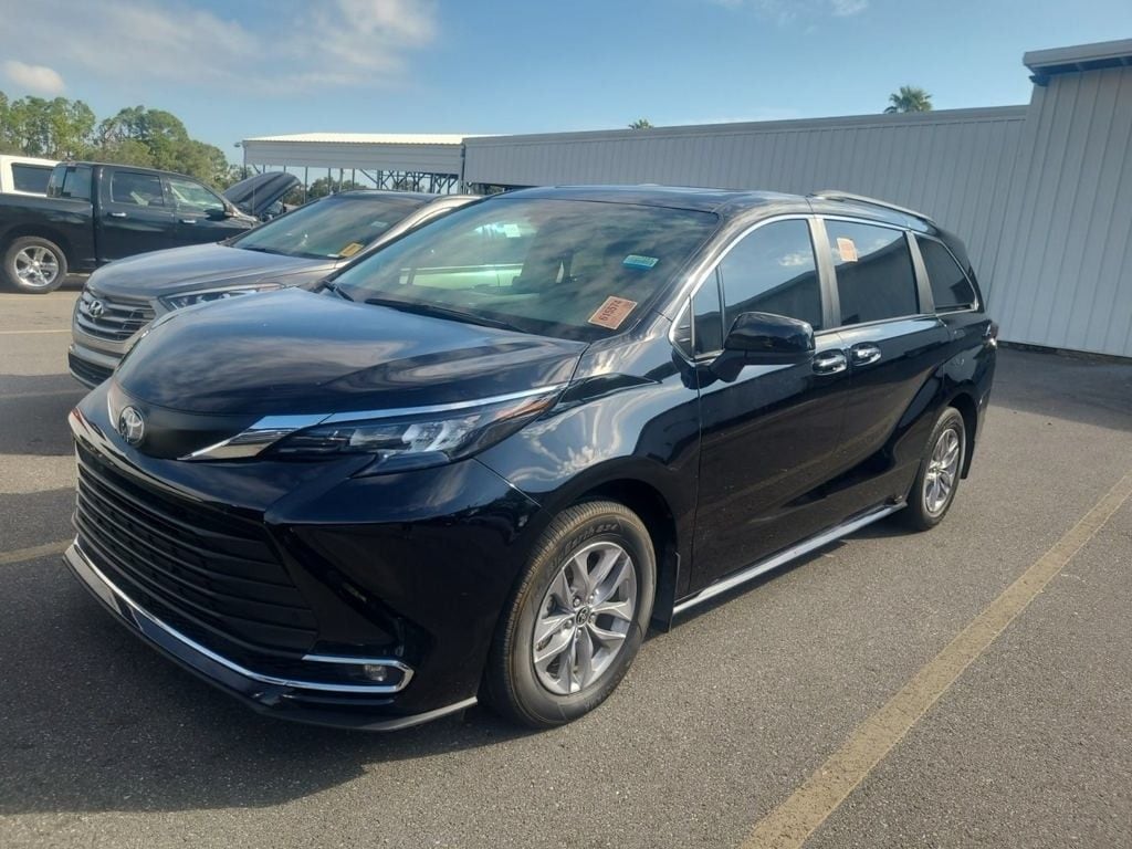 Used 2024 Toyota Sienna XLE Minivan/Van