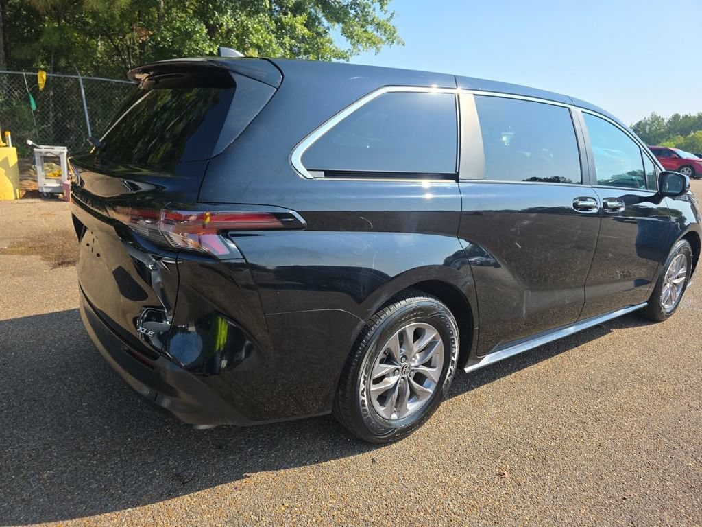 Certified 2025 Toyota Sienna XLE Minivan/Van