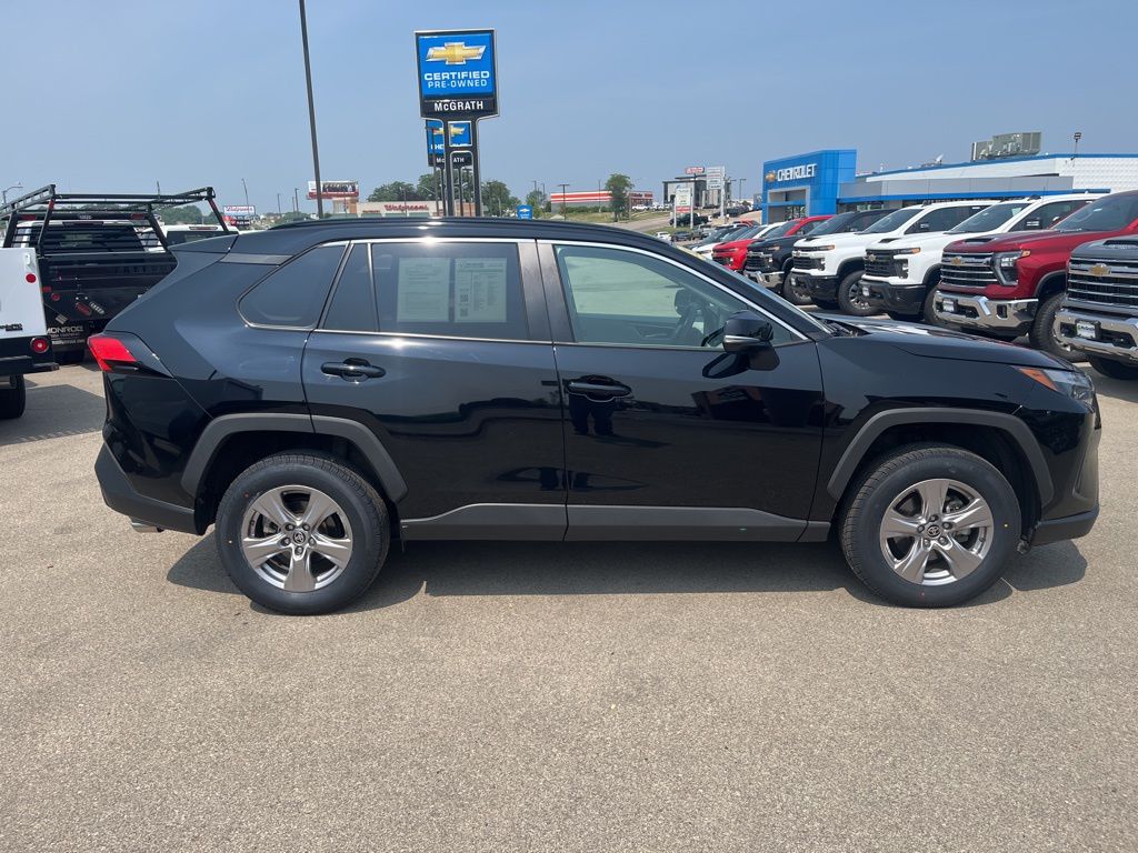 2022 Toyota RAV4 XLE photo 2
