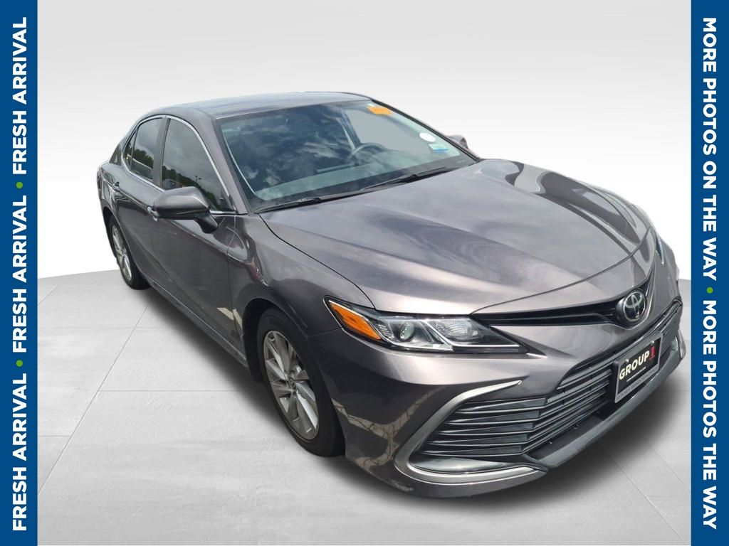 2023 Toyota Camry LE's photo