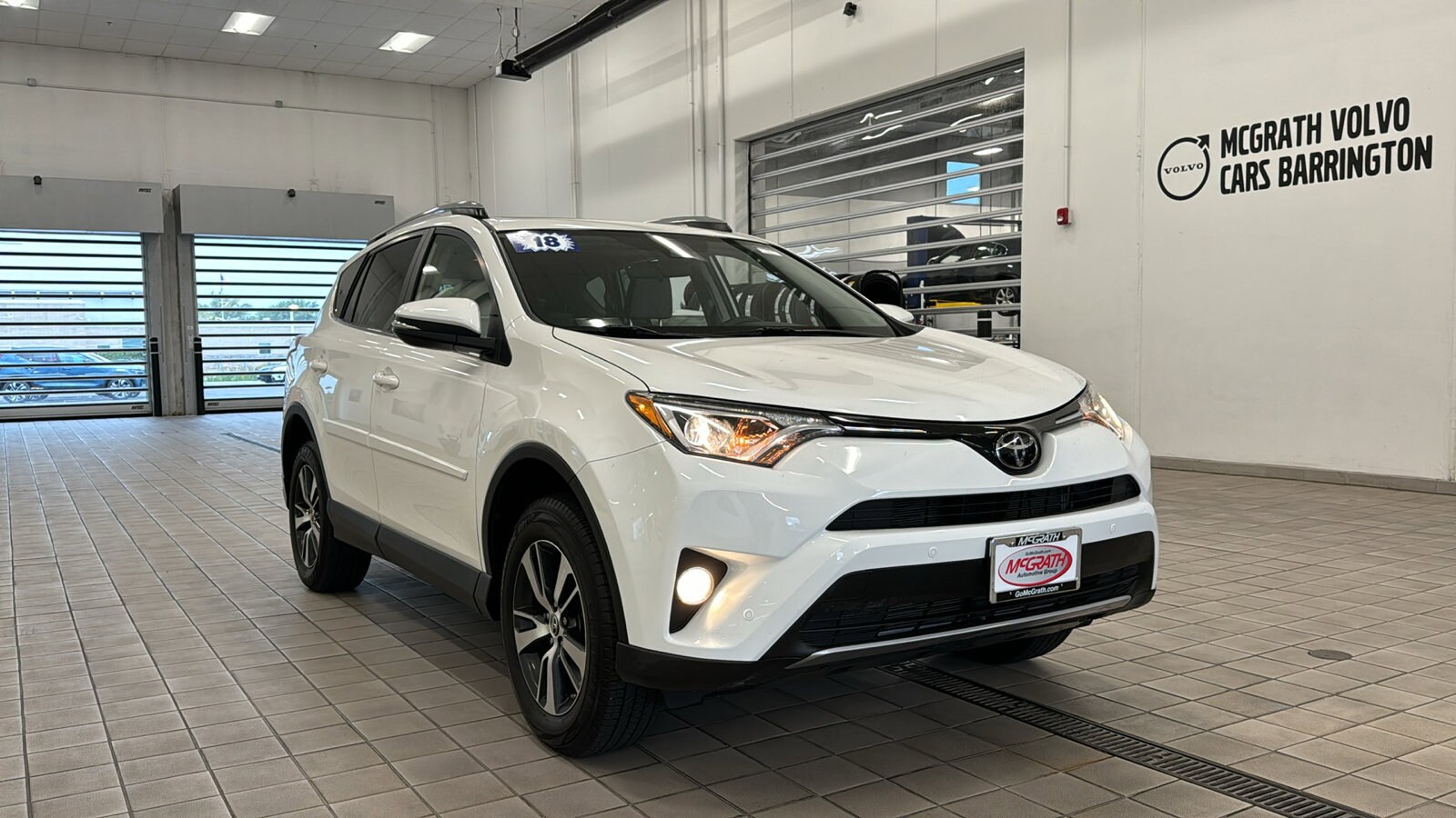 Used 2018 Toyota RAV4 XLE with VIN JTMRFREV6JJ740680 for sale in Barrington, IL