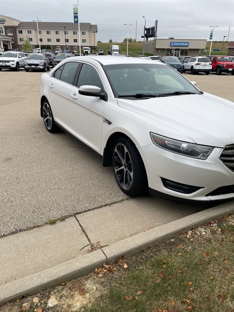 2015 Ford Taurus SEL photo 3
