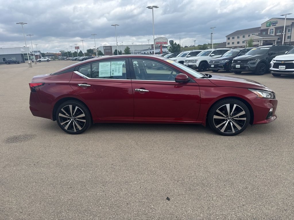 Used 2020 Nissan Altima Platinum with VIN 1N4BL4FW8LC202967 for sale in Dubuque, IA