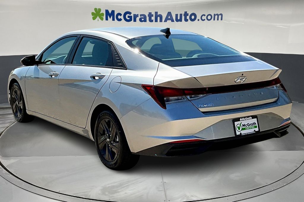 2022 Hyundai Elantra SEL photo 4