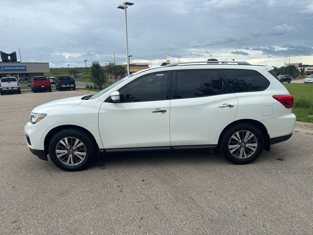 2020 Nissan Pathfinder S photo 2