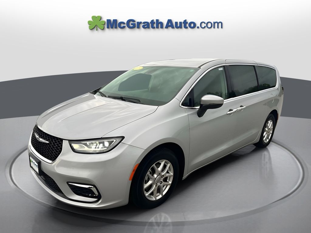 2023 Chrysler Pacifica Touring L photo 3