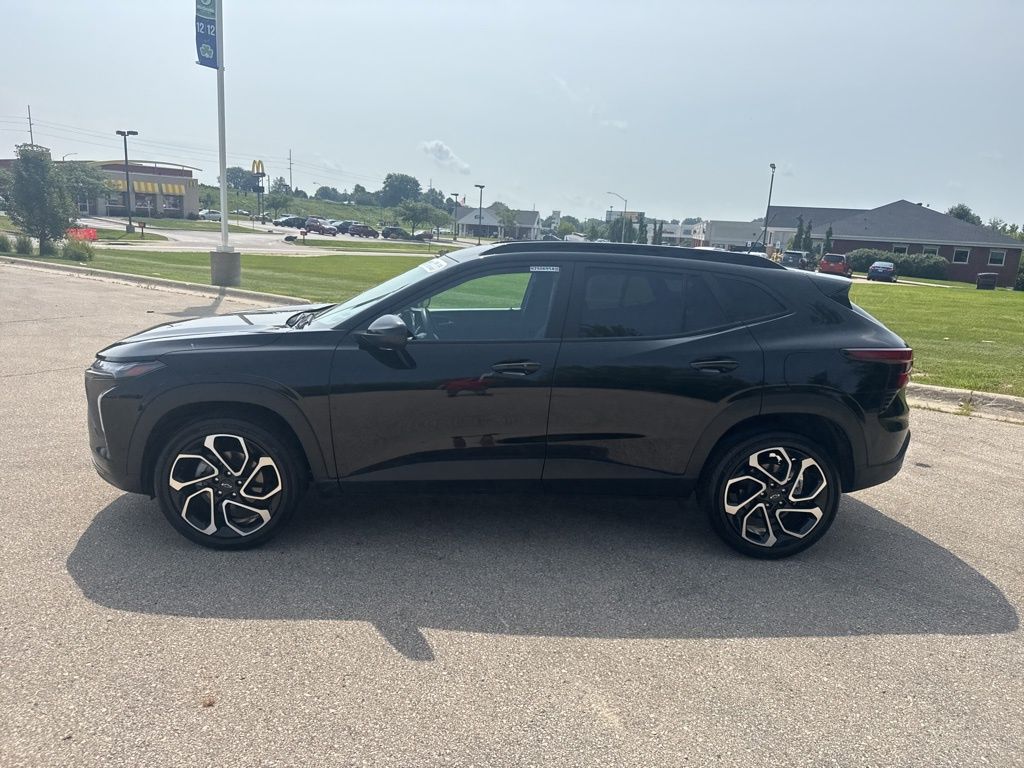 2024 Chevrolet Trax photo 2