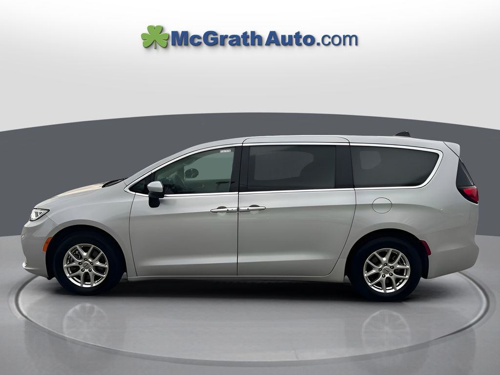 2023 Chrysler Pacifica Touring L photo 4