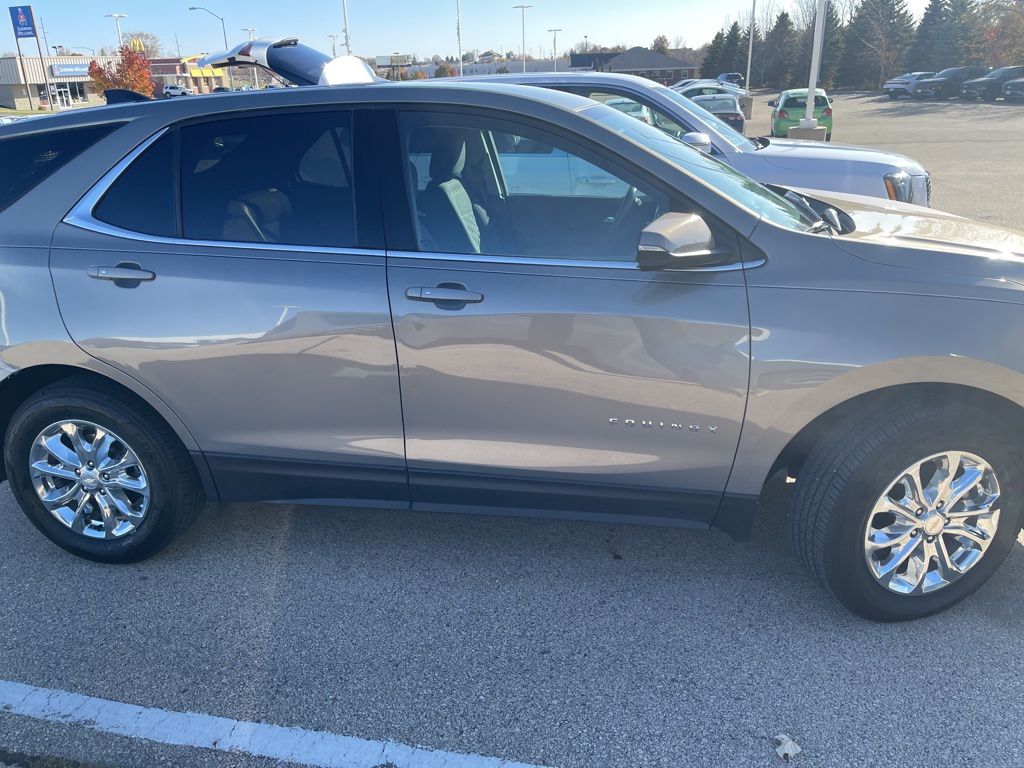 2018 Chevrolet Equinox LT photo 2