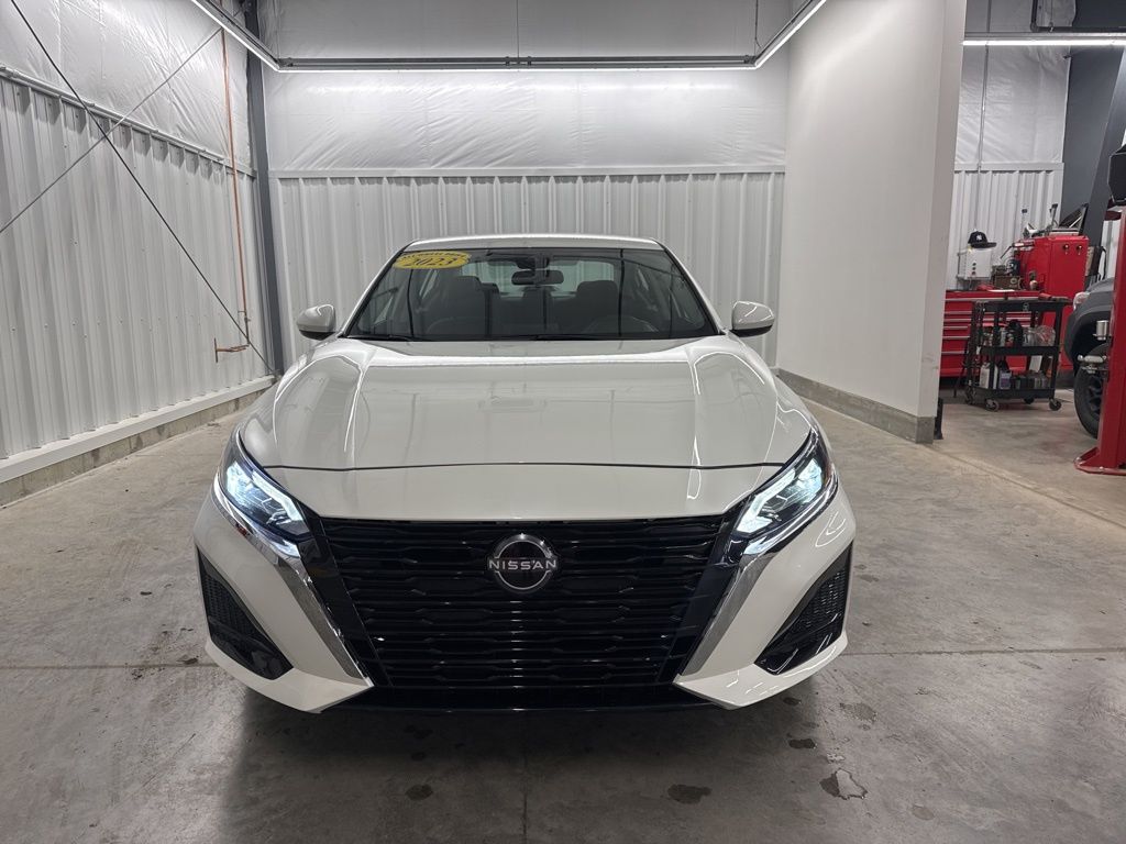 Used 2023 Nissan Altima SV with VIN 1N4BL4DW5PN327339 for sale in Dubuque, IA