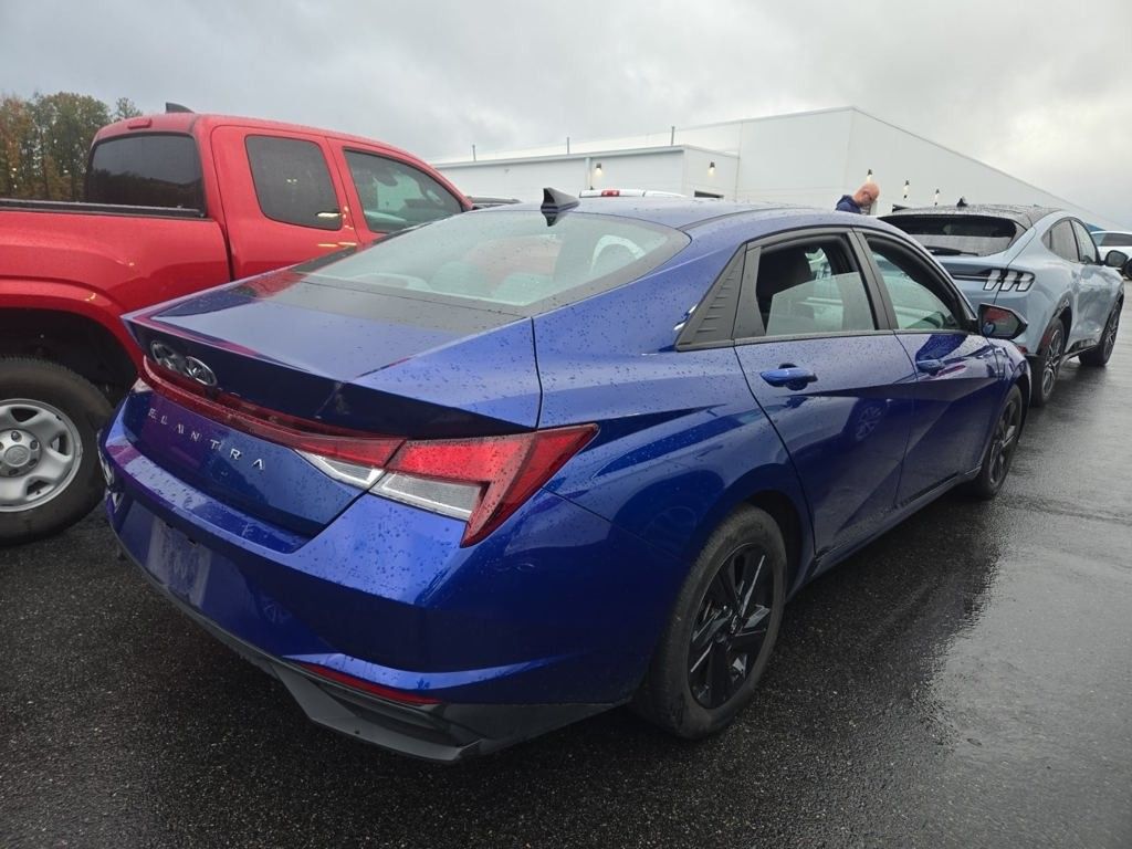 2023 Hyundai Elantra SEL photo 2