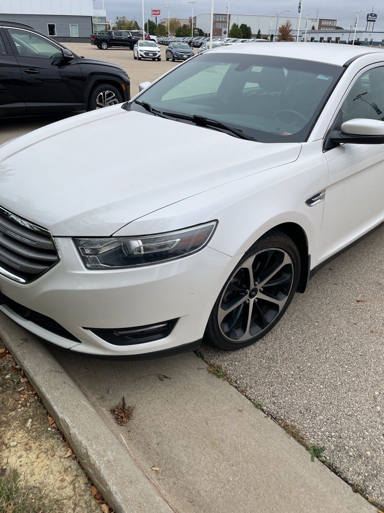 2015 Ford Taurus SEL photo 2