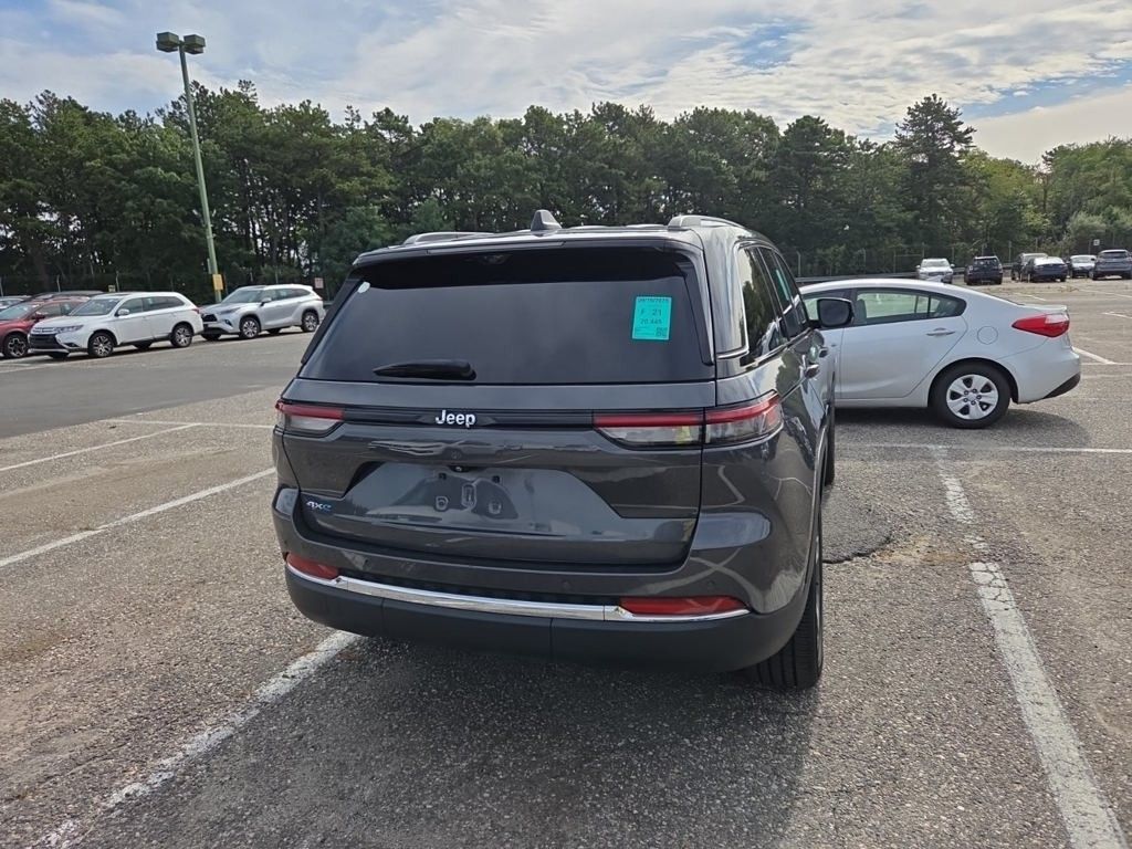 2023 Jeep Cherokee Base photo 2