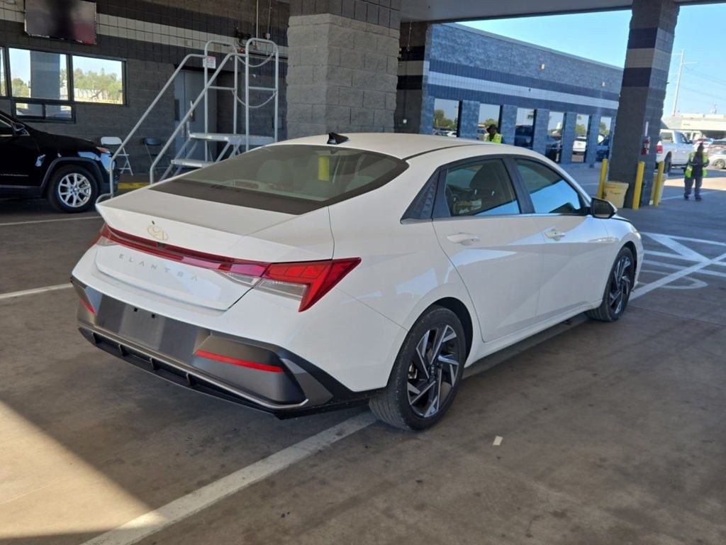 2024 Hyundai Elantra SEL Convenience photo 3