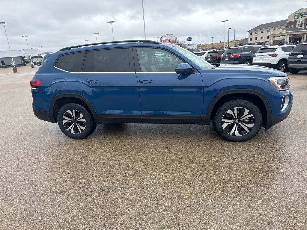 2025 Volkswagen Atlas SE photo 3