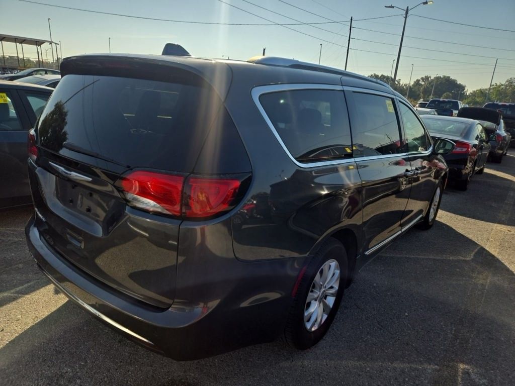 2019 Chrysler Pacifica Touring L photo 2