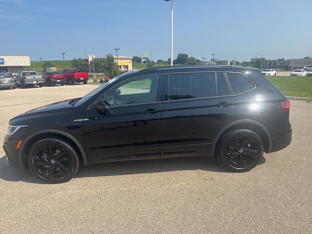 2023 Volkswagen Tiguan SE R-Line Black photo 2