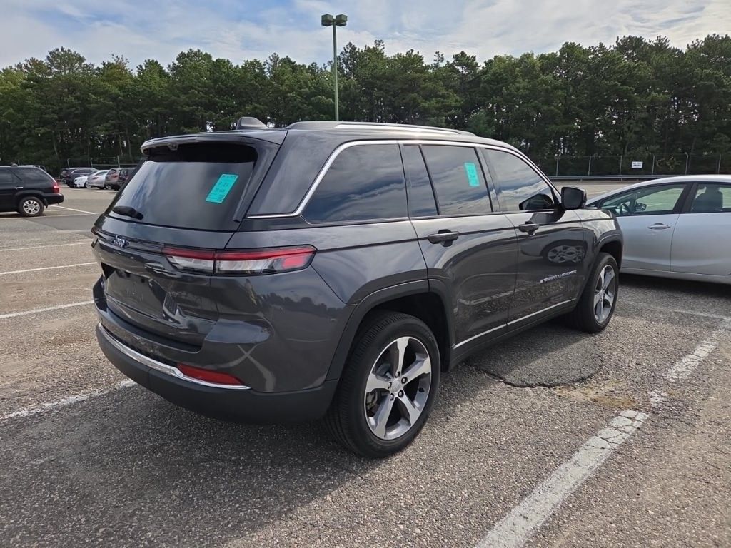 2023 Jeep Cherokee Base photo 3