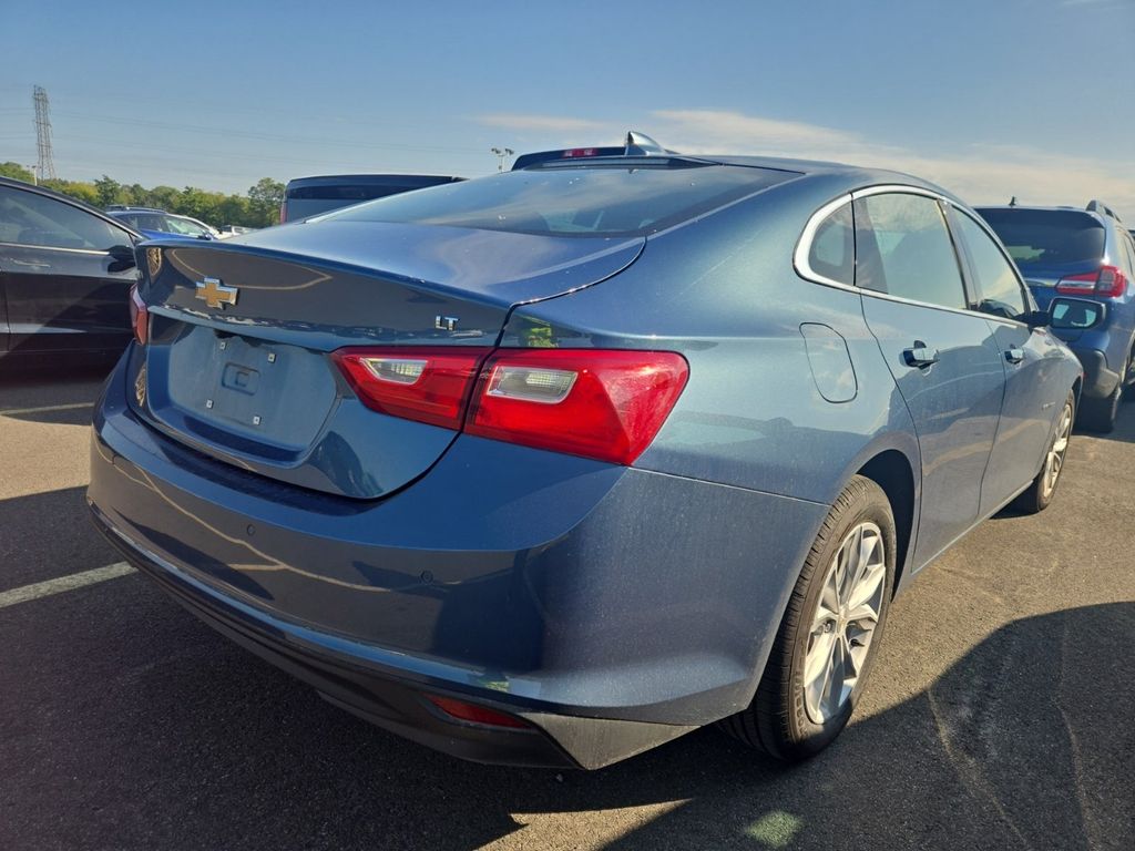 2024 Chevrolet Malibu 1LT photo 2