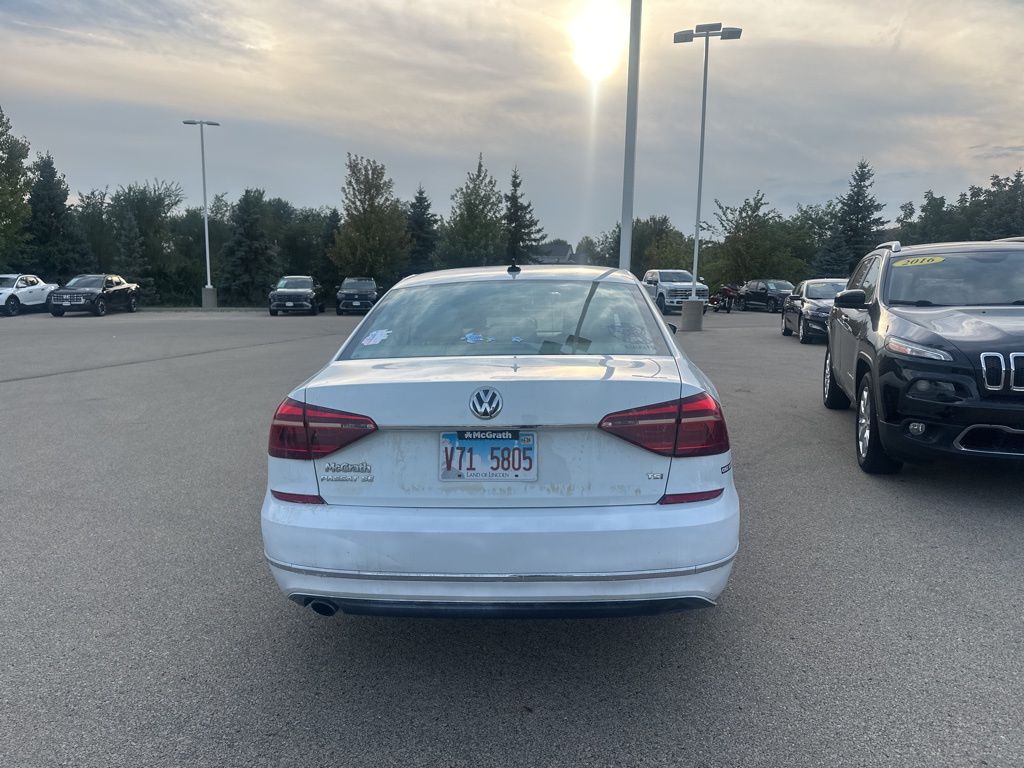 2018 Volkswagen Passat 2.0T SE photo 2