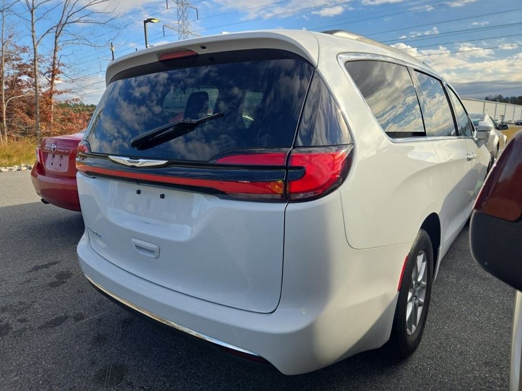 2022 Chrysler Pacifica Touring L photo 2