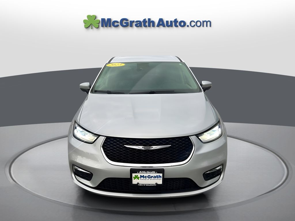 2023 Chrysler Pacifica Touring L photo 2