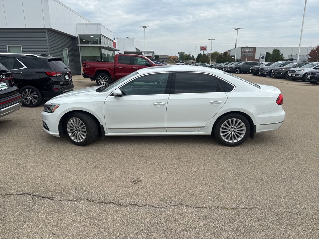 2016 Volkswagen Passat SE photo 2